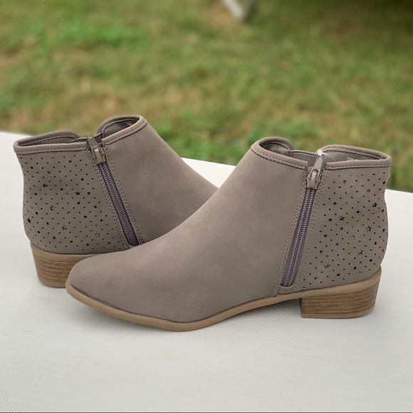 Wonder Nation Star Perforated Girls Ankle Boot New - Picture 2 of 9
